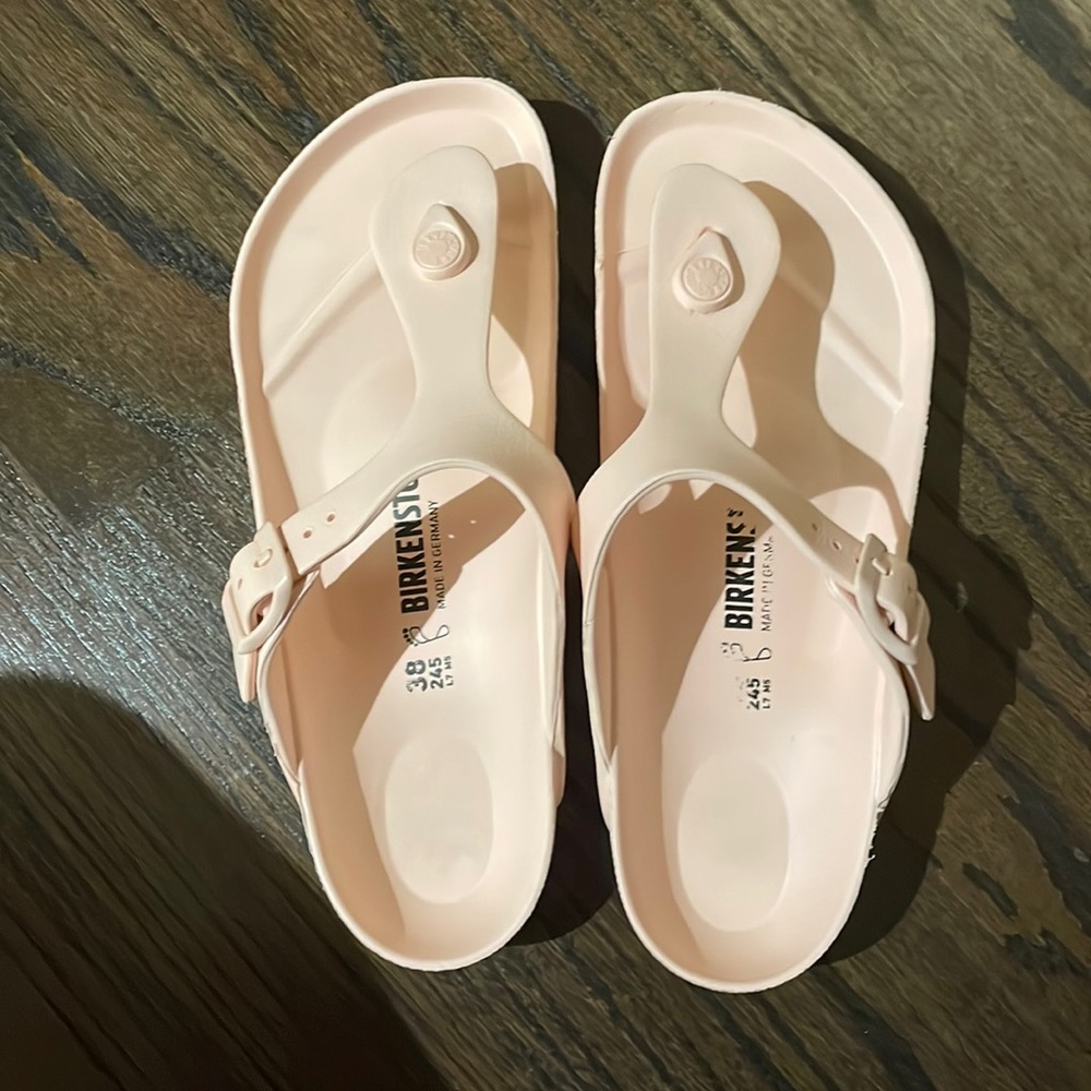 Size 8, Women’s. Worn once, very good condition. Super light weight & comfy